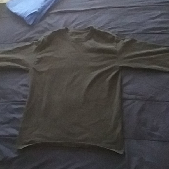 Im selling some cloths that dont fit me anymore. - Picture 2 of 9